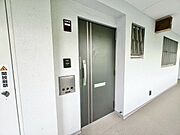 毎日出入りに使う玄関は外出する時は爽やかに、帰宅するときはホッとする落ち着いた空間へ。