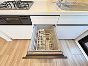 食器を洗っている間にお掃除など、様々なシーンで家事の時短に役立つビルトイン食洗機。