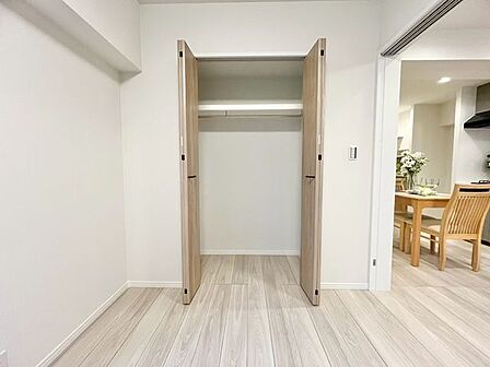 棚やハンガーパイプが付いた使いやすい設計。ワードローブをスッキリ収納できます。