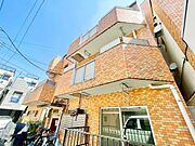 時代の移ろいを重ね、趣きのある風情が浮かび上がる佇まいのマンションです。