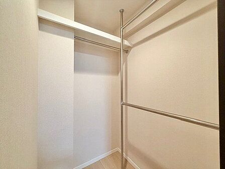 ひと目で収納物を確認できるウォークインクローゼットは、ゆとりの広さを備えた大型収納。
