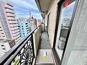 くつろぎの空間を演出するバルコニー。開放感と爽やかな風を感じていただけると思います。