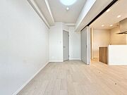 ナチュラルカラーのフローリングのお部屋は、温かみを感じさせリラックスをもたらす効果があります。