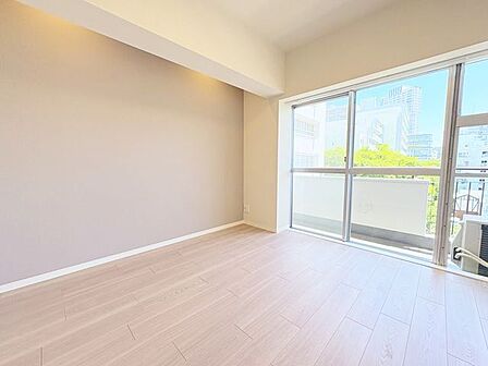 過ぎ行く時間をゆったりと感じることができる落ち着いたお部屋。静かな環境でリラックスタイムをスタート。