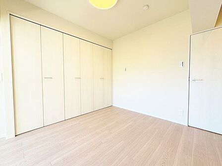 住まう方自身でカスタマイズして頂けるように「シンプル」にデザインされた室内。