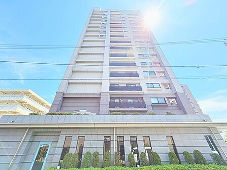高貴な雰囲気を纏う外観。クオリティを追求した快適な空間が住まう方の心を満たします。