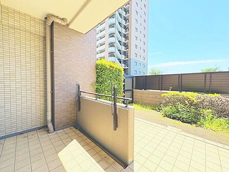 バルコニーに出た時には、頬をなでる優しい風を感じることが出来ます。洗濯物も十分に干すことが出来ます。