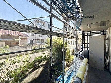 落ち着いた街並みの中で、穏やかな日常を感じられるお住まいです。