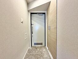 お出掛けの際も帰宅の際も気持ちが良いすっきりとした印象の玄関。