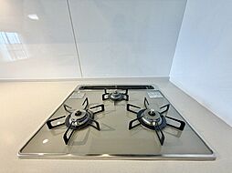 忙しいときでも一度にたくさんの料理が作れる3口コンロ。