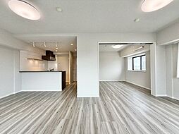 光と風があふれる開放的なリビングダイニング。明るく穏やかな中で飲んだり、食べたり、笑ったり。