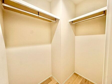 大容量収納可能なウォークインクローゼットはシーズンオフの服や生活用品をたくさん収納できます。