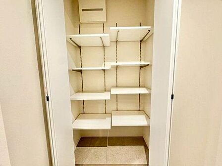 家族の靴をたっぷり収納できるシューズクローゼット付きです。