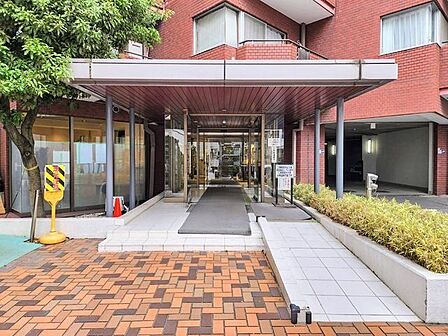 落ち着きのある温かな風情のエントランスは、訪れる方々を優しく包み込み、心地よい空間を演出します。