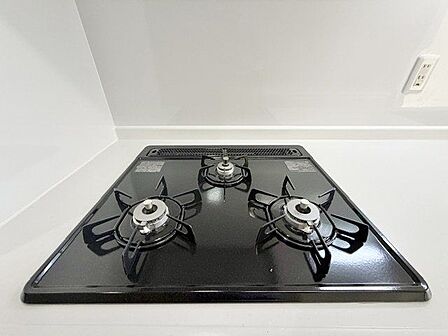 忙しいときでも一度にたくさんの料理が作れる3口コンロ。使い勝手の良さを考えました。