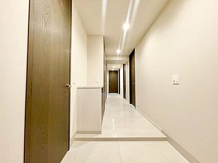 毎日出入りに使う玄関は外出する時は爽やかに、帰宅するときはホッとする落ち着いた空間へ。