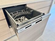 ビルトイン食洗機は作業台が広く使え、見た目もスッキリ。節水や節電も充実して家事の手助けをしてくれます。