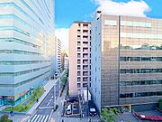 周囲の建物に囲まれた静かな環境で、プライバシーを大切にできます。（空の加工を生成AIで行っています）