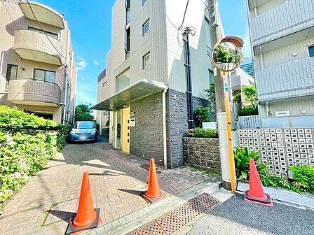 エントランスは、まさに顔となる場所。満ち足りたプライベートシーンへと誘う気品があります。