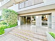 外と内をつなぐエントランスはまさに顔となる場所。満ち足りたプライベートシーンへと誘う気品があります。
