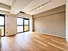 リビング/ダイニング：太陽の恵みを一気に受けた明るくあたたかいお住まい。吹きぬける風を感じながら爽やかで風通しの良い暮らし。