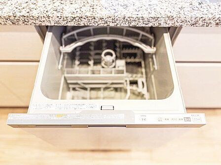 ビルトイン食洗機は、節水や節電機能も充実して家事の手助けをしてくれます。