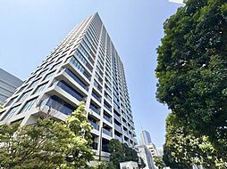 都市にいながら水辺と緑の潤いに包まれた開放感のある暮らしを実現しています。