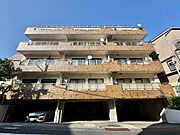 住まう方々が歳月をかけて育んだ豊かな歴史を感じるマンション。気品溢れる佇まいが暮らしを素敵に変える。