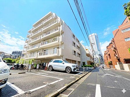 後世に伝えたい、昭和のレガシーが息吹く趣のある外観。重ねられた歴史とともに新しい生活を始めましょう。(空の加工を生成AIで行っています)