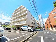 後世に伝えたい、昭和のレガシーが息吹く趣のある外観。重ねられた歴史とともに新しい生活を始めましょう。（空の加工を生成AIで行っています）