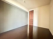 住まう方自身でカスタマイズして頂けるように「シンプル」にデザインされた室内。