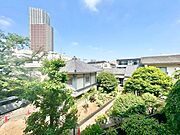 暮らしの中で光と風を演出してくれるバルコニー、見事なまでの開放的な空間を演出してくれます。