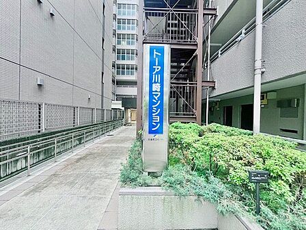 存在感のあるマンション名プレートは、落ち着きのある温かな空間を演出します。家族が笑顔になれる住まいへ。