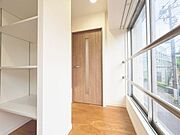 毎日出入りに使う玄関は外出する時は爽やかに、帰宅するときはホッとする落ち着いた空間へ。