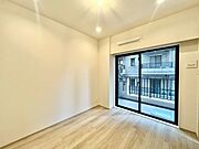 大きな窓からたっぷりと陽光が注がれる明るい空間。一日の疲れを癒してくれる洋室。時を忘れて過ごす空間。