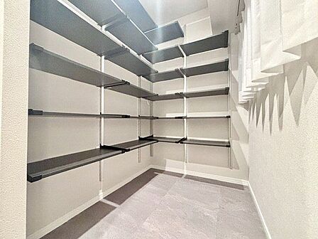 玄関横にはSICがあります。普段使わない季節用品やトランクなどの大きなものも収納できて便利です。