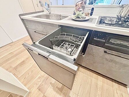 ビルトイン食洗機を採用。家事の時間短縮や効率アップ、節水にも威力を発揮します。