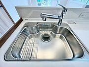 調理器具や食器類もゆったり洗えるシンクです。