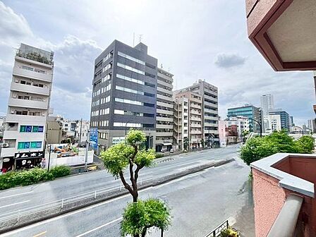 洗濯物を干すのにちょうど良いサイズのバルコニー。外干しで洗濯物はカラッと乾燥し、気持よく取り込めます。