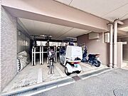 敷地内バイク置場。