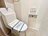 トイレ：トイレには快適な温水洗浄便座付き。