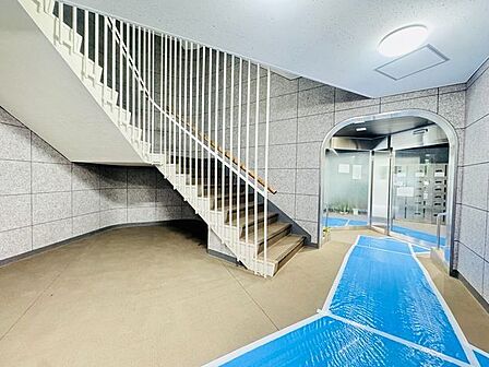 落ち着きのある温かな風情のエントランスは、訪れる方々を優しく包み込み、心地よい空間を演出しています。