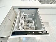 ビルトイン食洗機は作業台が広く使え、見た目もスッキリ。節水や節電も充実して家事の手助けをしてくれます。