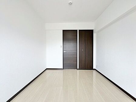 様々なテイストのインテリアと合わせやすいシンプルな内装に。