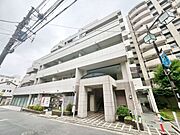 落ち着いた雰囲気を漂わせた外観。開放感豊かな景色が広がり、さわやかな暮らしが叶う住まいへ。