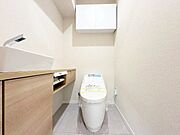 美しく高機能なタンクレスタイプを採用。手洗いカウンター付です。