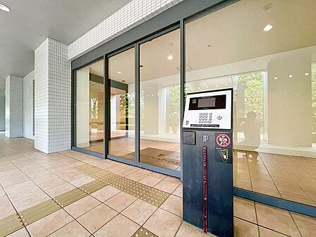 格調高いデザイン性を持つエントランスは、住む方のプライドを満たすクオリティ。