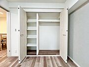 たっぷり収納可能なクローゼット。収納家具を置く必要がなく、空間を広く使えます。