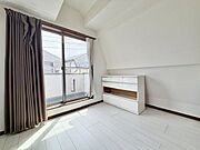 大きな窓からたっぷりと陽光が注がれる明るい空間。時を忘れて過ごせるお部屋。