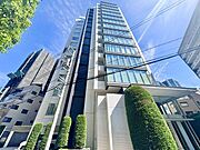 美しく都会的なデザインの外観。上質で洗練されたディディールでラグジュアリーな住まいを実現。